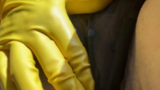 Yellowdreamcap @ Im Auto musste ich Hand anlegen, weil das geile gelbe Gummi mich so angemacht hat