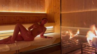 LarissaX69 – Heiß und Feucht in der Kamin Sauna