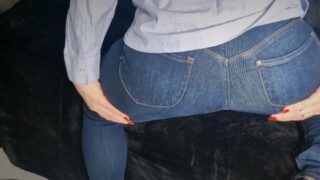 LenaBlackSummer @ Mein Arsch in einer geilen engen Jeans verpackt, da möchte man doch gar nicht auspacken…oder? Eine